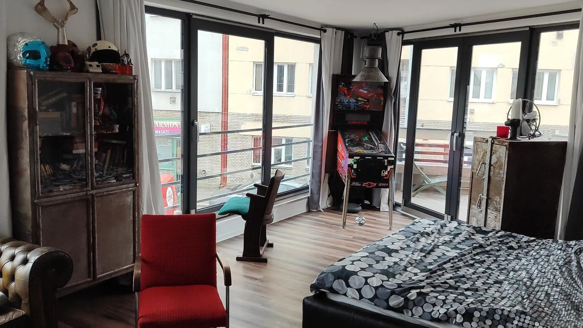 Big Windows Apartment contacts